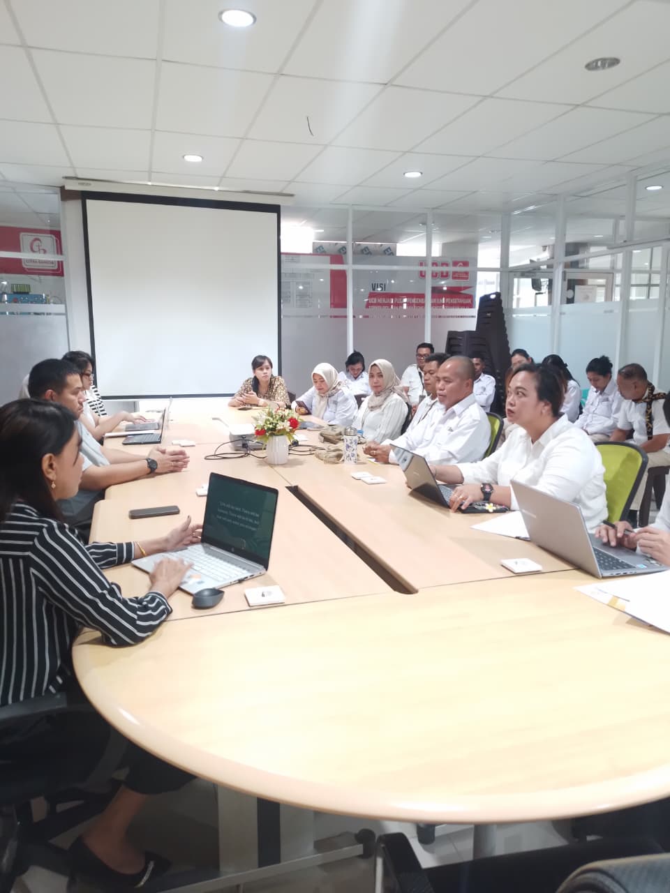Balai Pelayanan Pelindungan Pekerja Migran Indonesia (BP3MI) melakukan kegiatan monitoring dan evaluasi secara menyeluruh di Migrant Center Universitas Citra Bangsa (UCB)